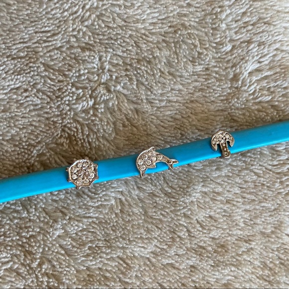 Blue rubber bracelet with silver charms - Picture 4 of 8